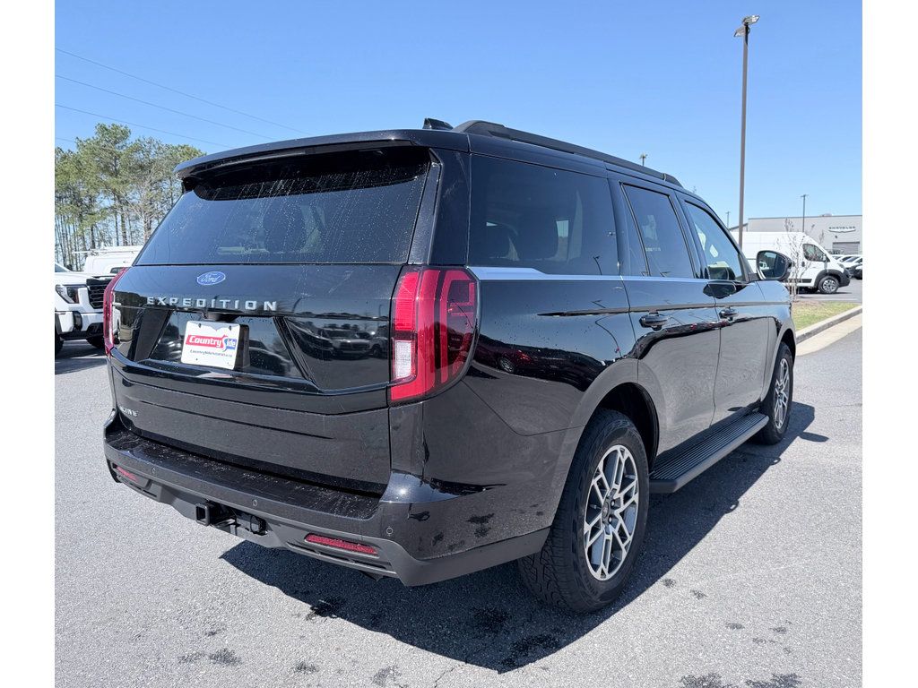 Used 2025 Ford Expedition Active AWD/4WD image 6
