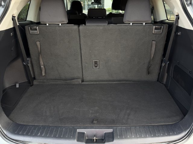 Used 2021 Toyota Highlander LE FWD image 28