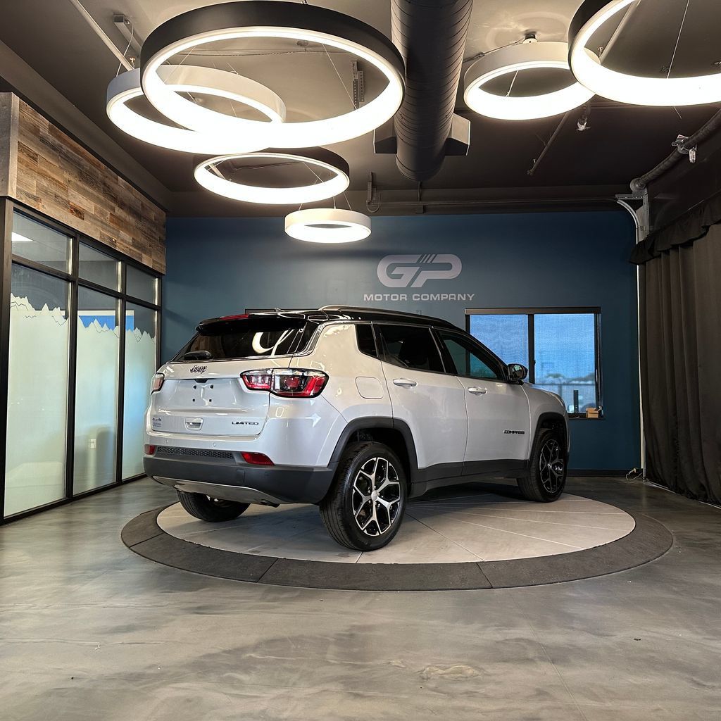 Used 2024 Jeep Compass Limited AWD/4WD image 3