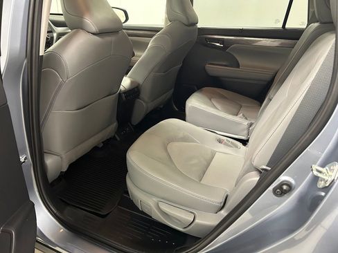 Used 2021 Toyota Highlander Platinum image 16