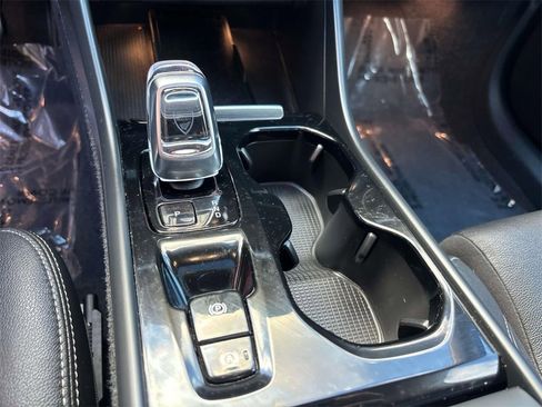 Used 2024 Volvo XC40 B5 Plus w/ Climate Package image 32