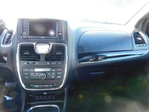 Used 2014 Chrysler Town & Country S image 9