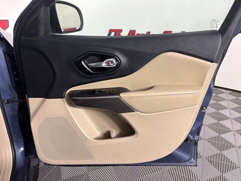 Used 2020 Jeep Cherokee Latitude w/ Advanced Safety Group FWD image 32