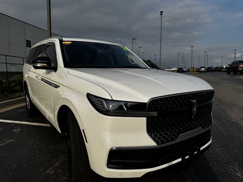 Used 2025 Lincoln Navigator Reserve AWD/4WD image 18