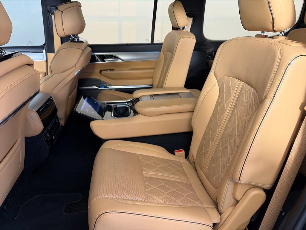 Used 2023 Jeep Grand Wagoneer Series III AWD/4WD image 13