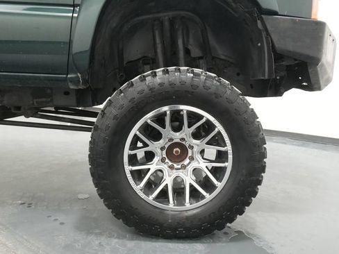 Used 2004 Chevrolet Silverado 2500 LS w/ Skid Plate Package AWD/4WD image 11