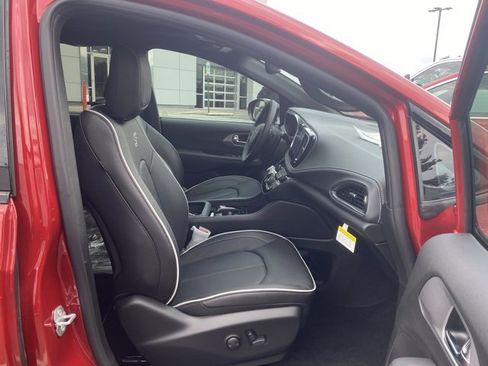 New 2026 Chrysler Pacifica Limited w/ S Appearance Package image 29