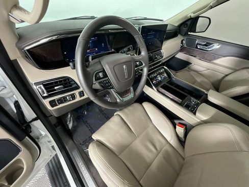 Used 2024 Lincoln Navigator Premiere image 15