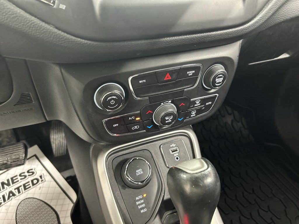 Used 2019 Jeep Compass Latitude w/ Popular Equipment Group AWD/4WD image 16