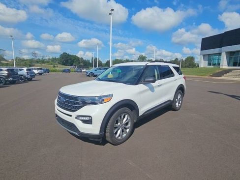 Used 2023 Ford Explorer XLT w/ Equipment Group 202A AWD/4WD image 4