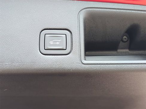 Used 2023 GMC Terrain SLT image 13