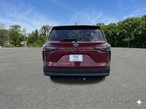 Used 2023 Toyota Sienna LE AWD/4WD image 6