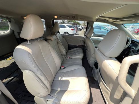 Used 2014 Toyota Sienna XLE FWD image 24