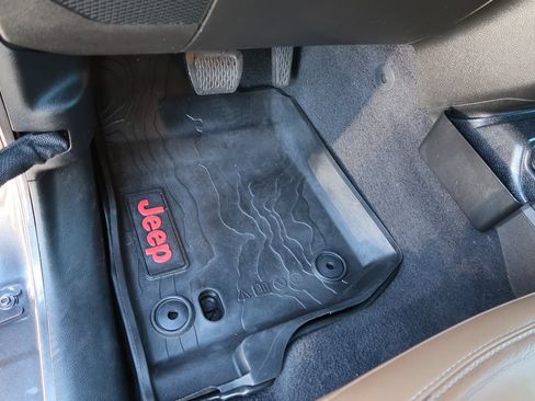 Used 2021 Jeep Wrangler Unlimited Sahara AWD/4WD image 14