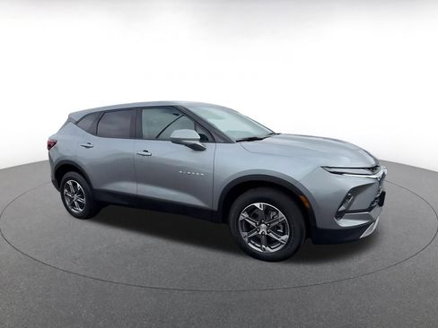 Used 2025 Chevrolet Blazer LT FWD image 2