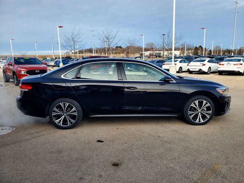 Used 2022 Volkswagen Passat 2.0T SE image 4