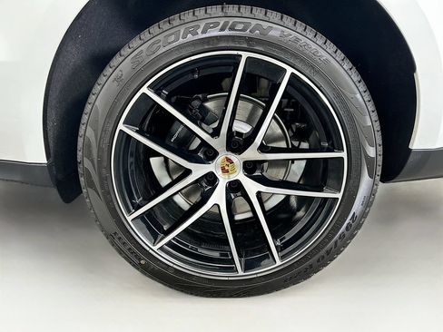 Used 2026 Porsche Macan AWD/4WD image 32