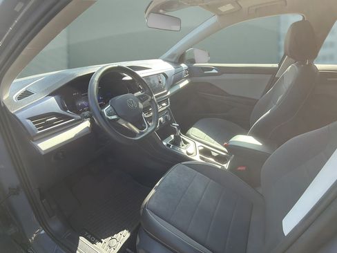 Used 2022 Volkswagen Taos SE w/ Panoramic Sunroof Package AWD/4WD image 9