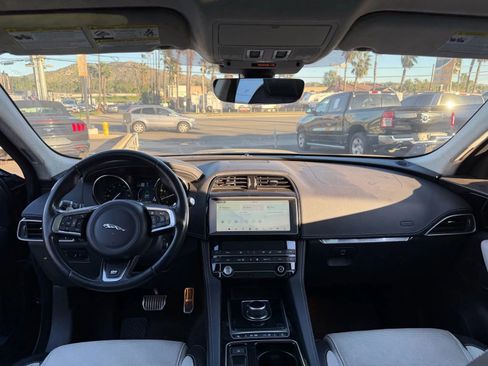 Used 2019 Jaguar F-PACE R-Sport image 28