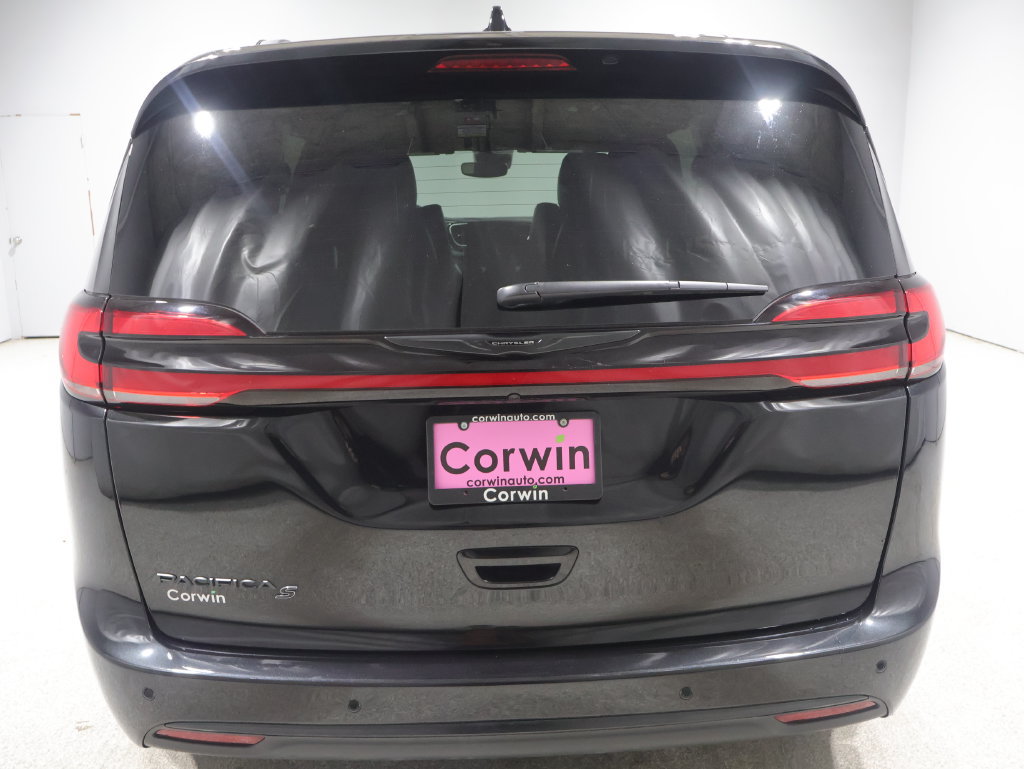 Used 2023 Chrysler Pacifica Touring-L w/ Uconnect Theater Family Group FWD image 4
