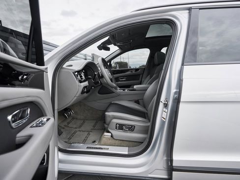 Used 2023 Bentley Bentayga Extended Wheelbase image 29