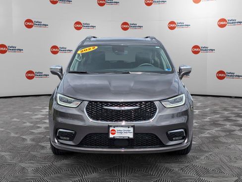 Used 2022 Chrysler Pacifica Limited AWD/4WD image 2