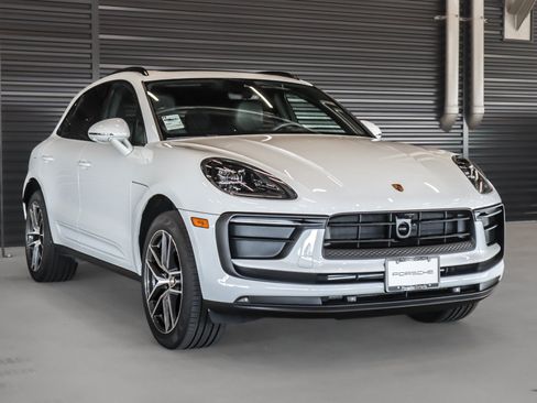 Certified 2026 Porsche Macan AWD/4WD image 7