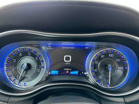 Used 2017 Chrysler 300 Limited AWD/4WD image 15