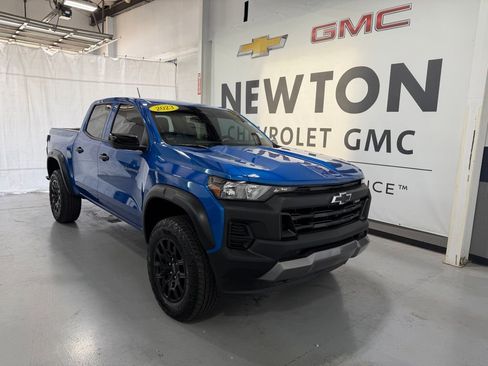 Used 2023 Chevrolet Colorado Trail Boss w/ Technology Package AWD/4WD image 2