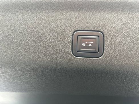 Used 2022 Cadillac Escalade Premium Luxury image 25