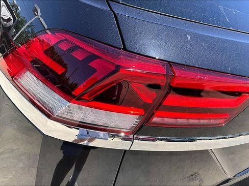 Used 2022 Volkswagen Atlas Cross Sport SEL R-Line AWD/4WD image 29