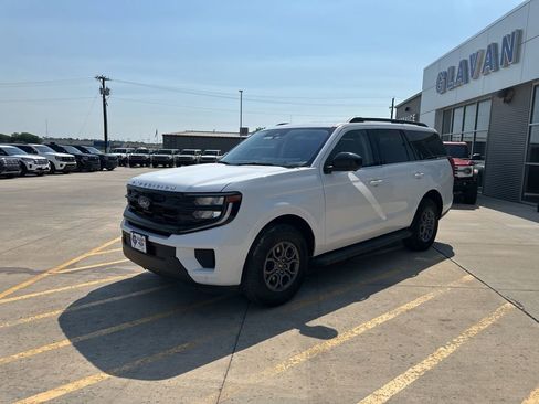 Used 2025 Ford Expedition Active AWD/4WD image 3