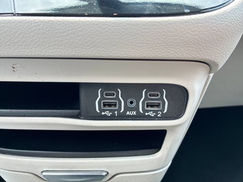 Used 2024 Chrysler Pacifica Touring-L FWD image 29
