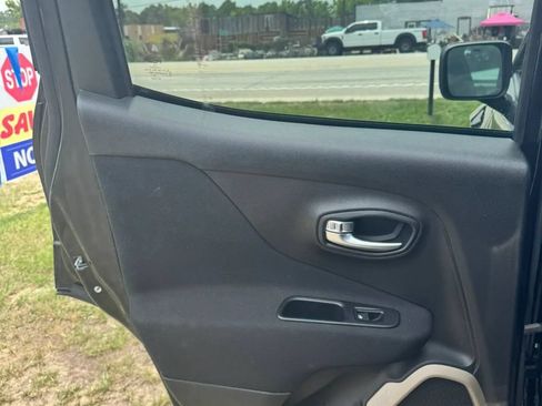 Used 2017 Jeep Renegade Latitude AWD/4WD image 15