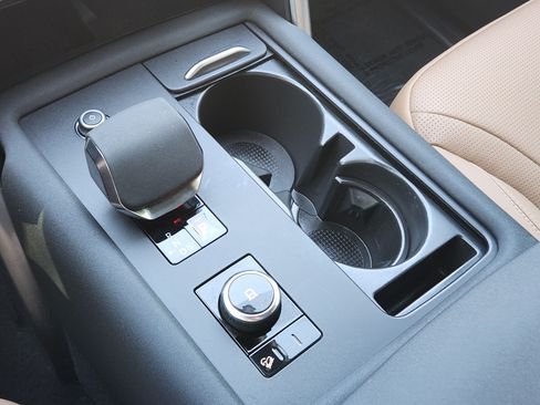 Used 2024 Land Rover Discovery Dynamic SE image 21