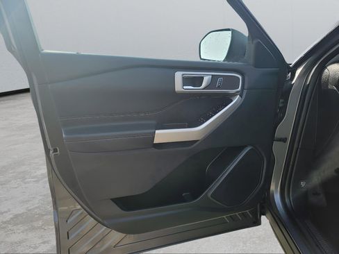 Used 2022 Ford Explorer XLT w/ Equipment Group 202A image 9