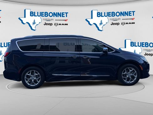 Used 2017 Chrysler Pacifica Limited w/ UConnect Theater Package FWD image 4