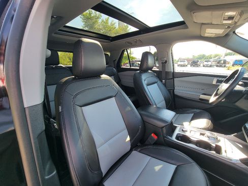 Used 2023 Ford Explorer XLT w/ Equipment Group 202A AWD/4WD image 36