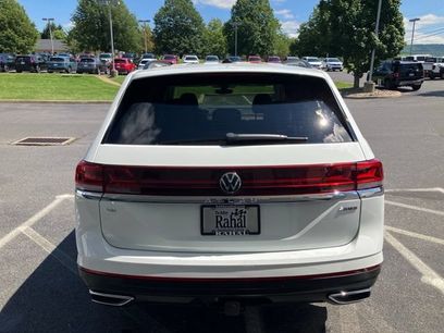 Used 2024 Volkswagen Atlas SE w/ Black Wheel Package