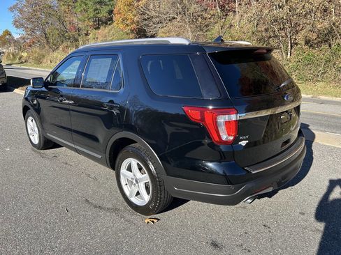 Used 2018 Ford Explorer XLT w/ Equipment Group 201A image 6