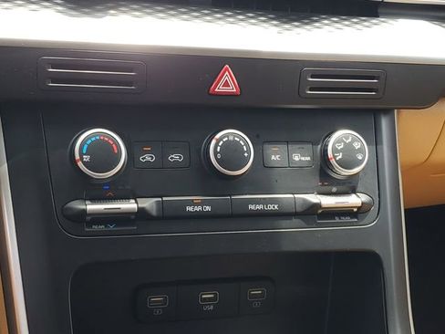 Used 2023 Kia Carnival LX FWD image 26