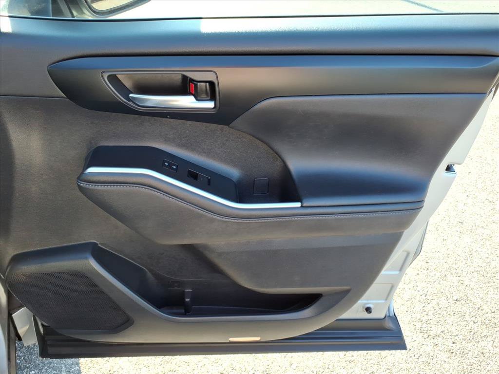 Used 2024 Toyota Highlander XLE AWD/4WD image 16