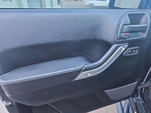 Used 2017 Jeep Wrangler Unlimited Rubicon image 12