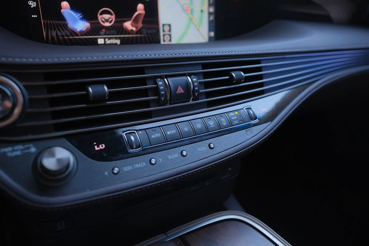 Used 2018 Lexus LS 500 w/ Accessory Package (Z2) RWD image 15