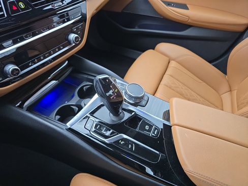 Used 2021 BMW 540i w/ Premium Package image 25