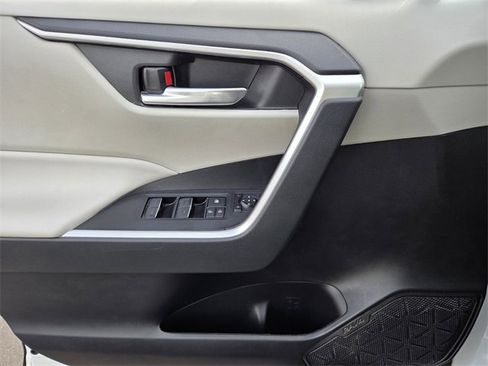 Used 2022 Toyota RAV4 XLE w/ Convenience Package image 17