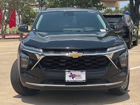 Used 2025 Chevrolet Trax LT w/ LT Convenience Package FWD image 2