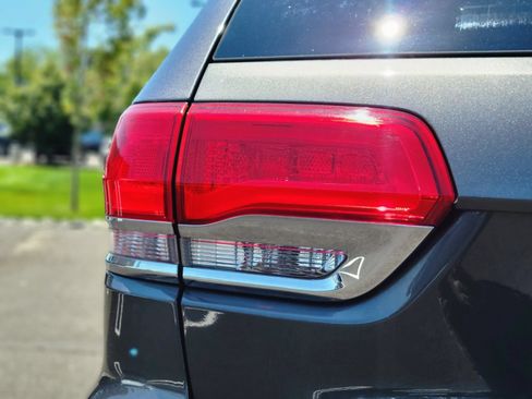 Used 2020 Jeep Grand Cherokee Overland AWD/4WD image 10
