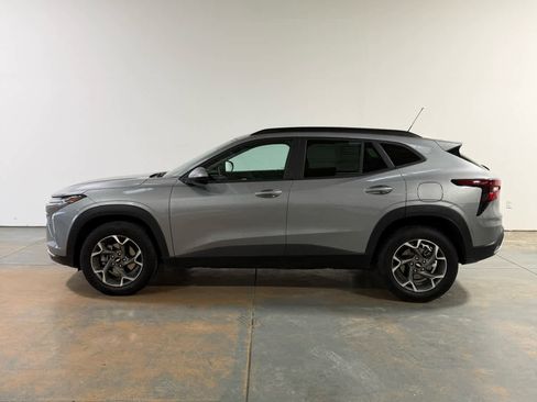 Certified 2025 Chevrolet Trax LT w/ LT Convenience Package image 2