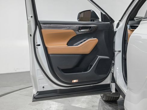 Used 2024 Toyota Highlander Platinum image 10